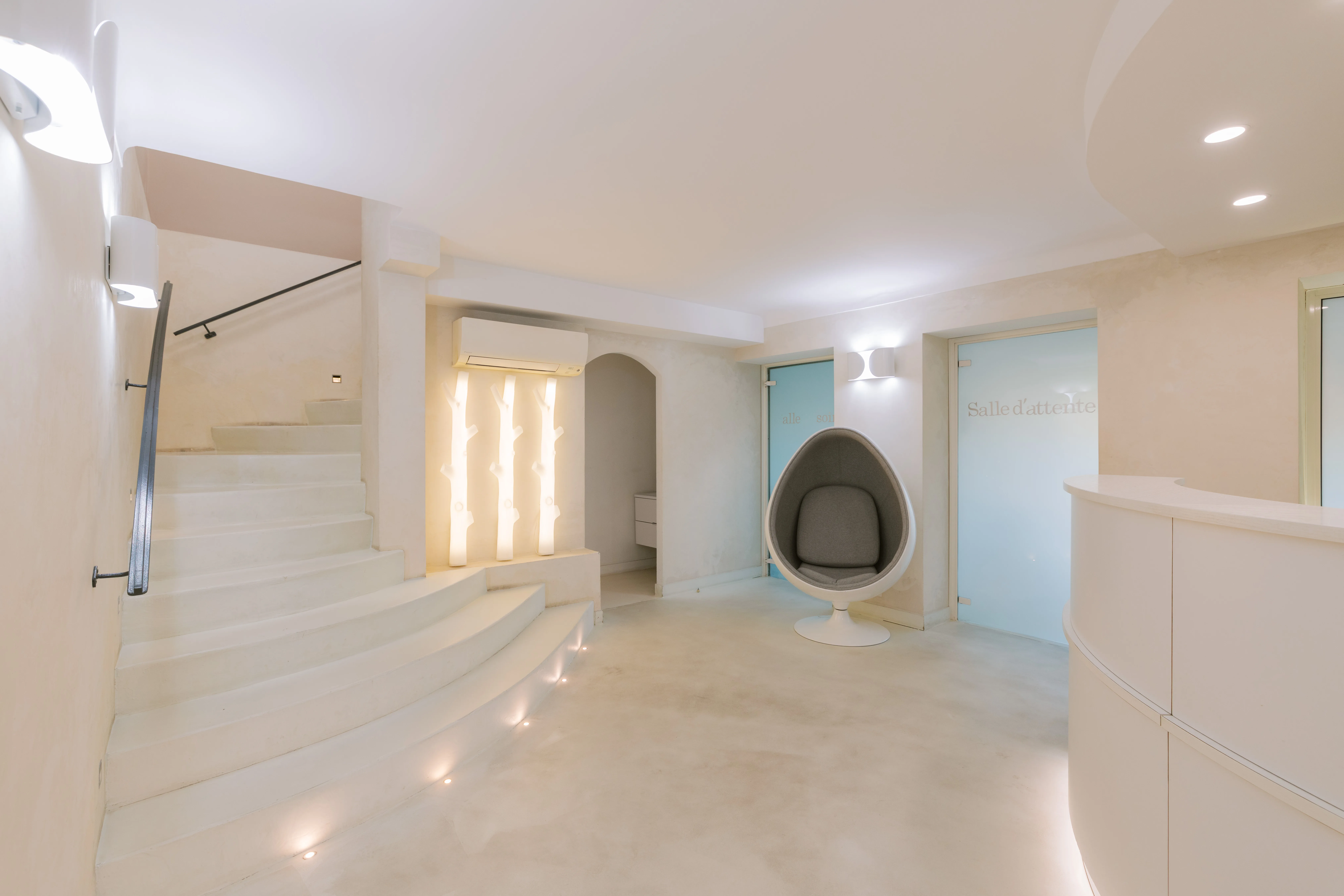 Hall d'accueil et escalier