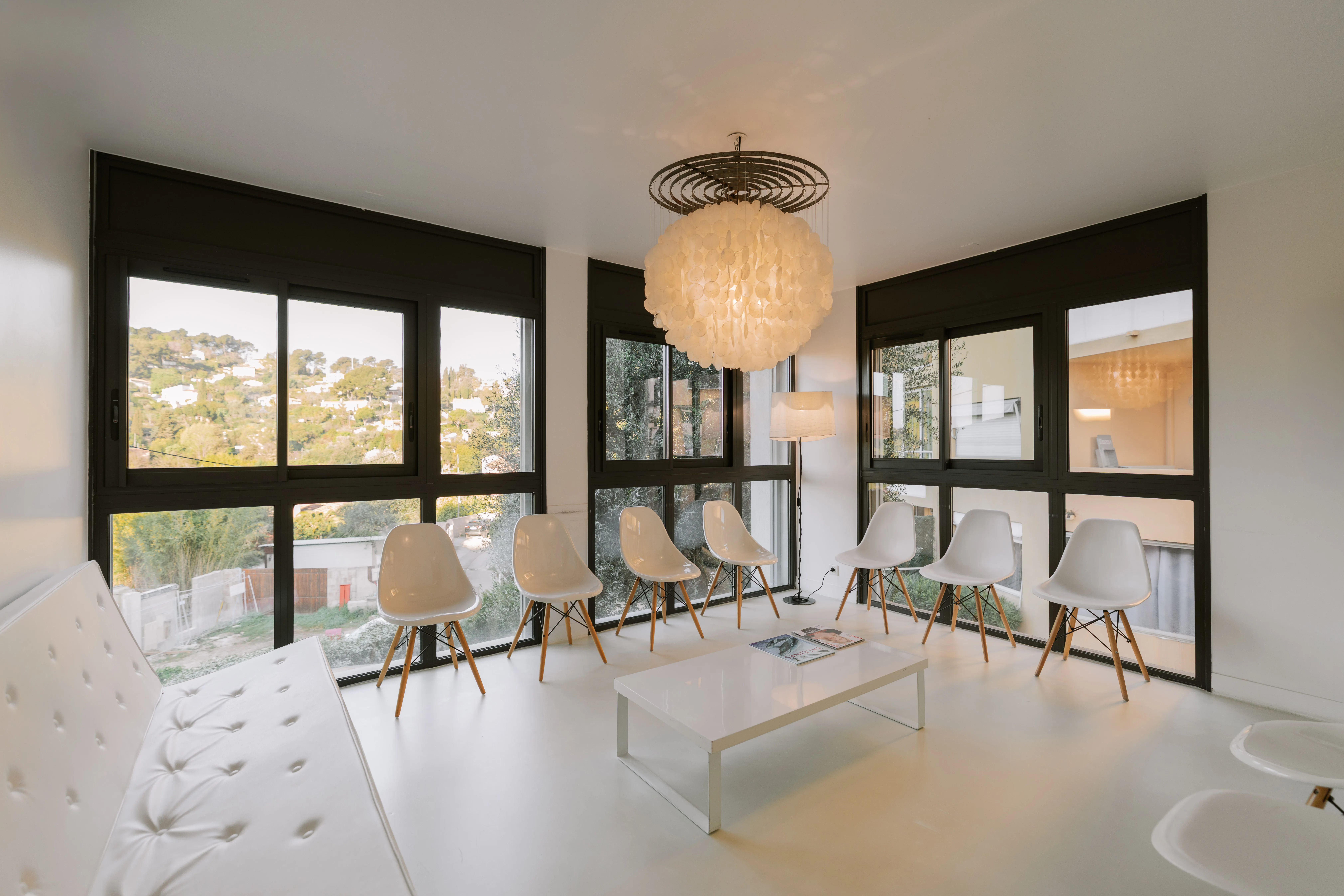 Salle d'attente lumineuse