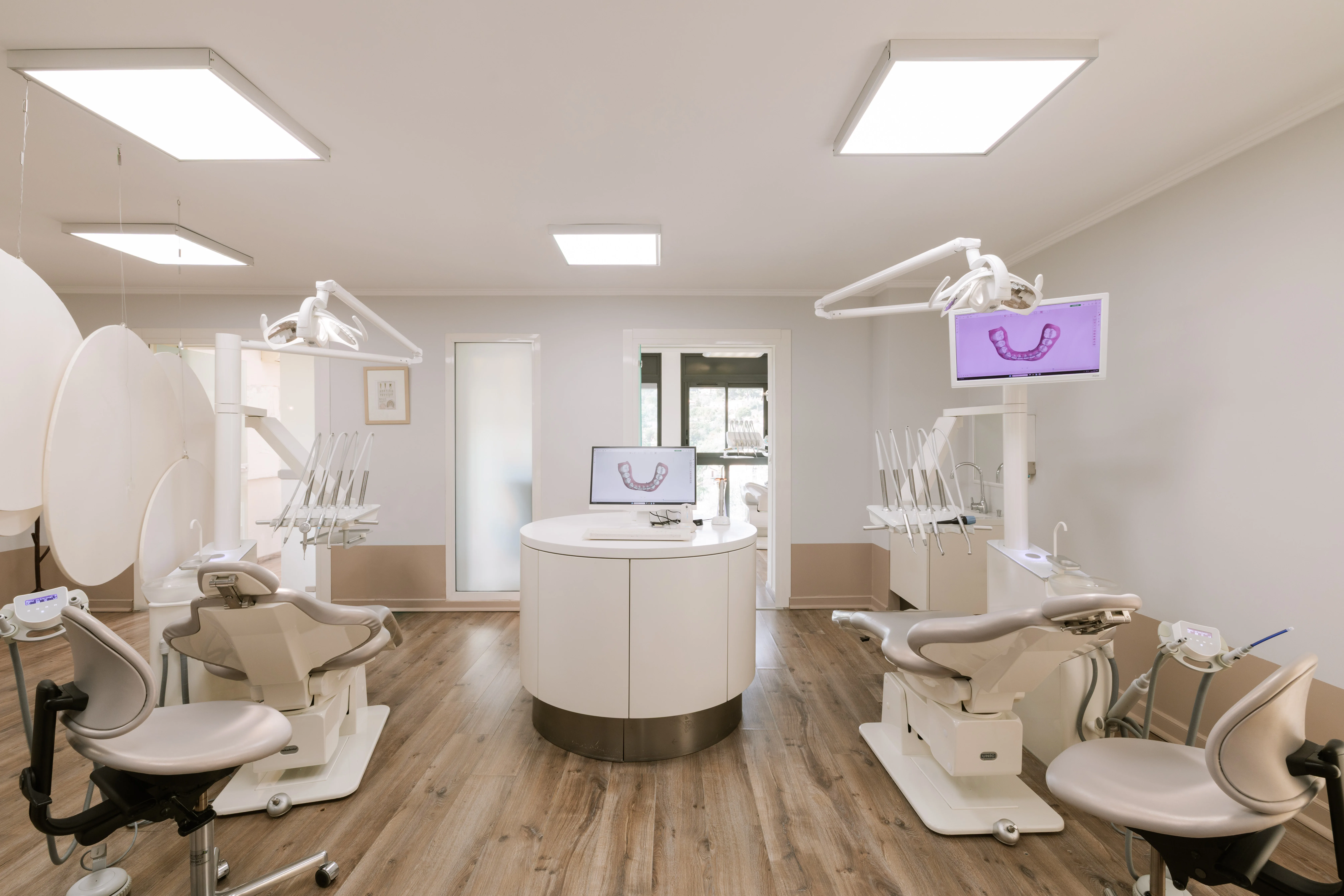 Grande salle de soins avec écrans 3D